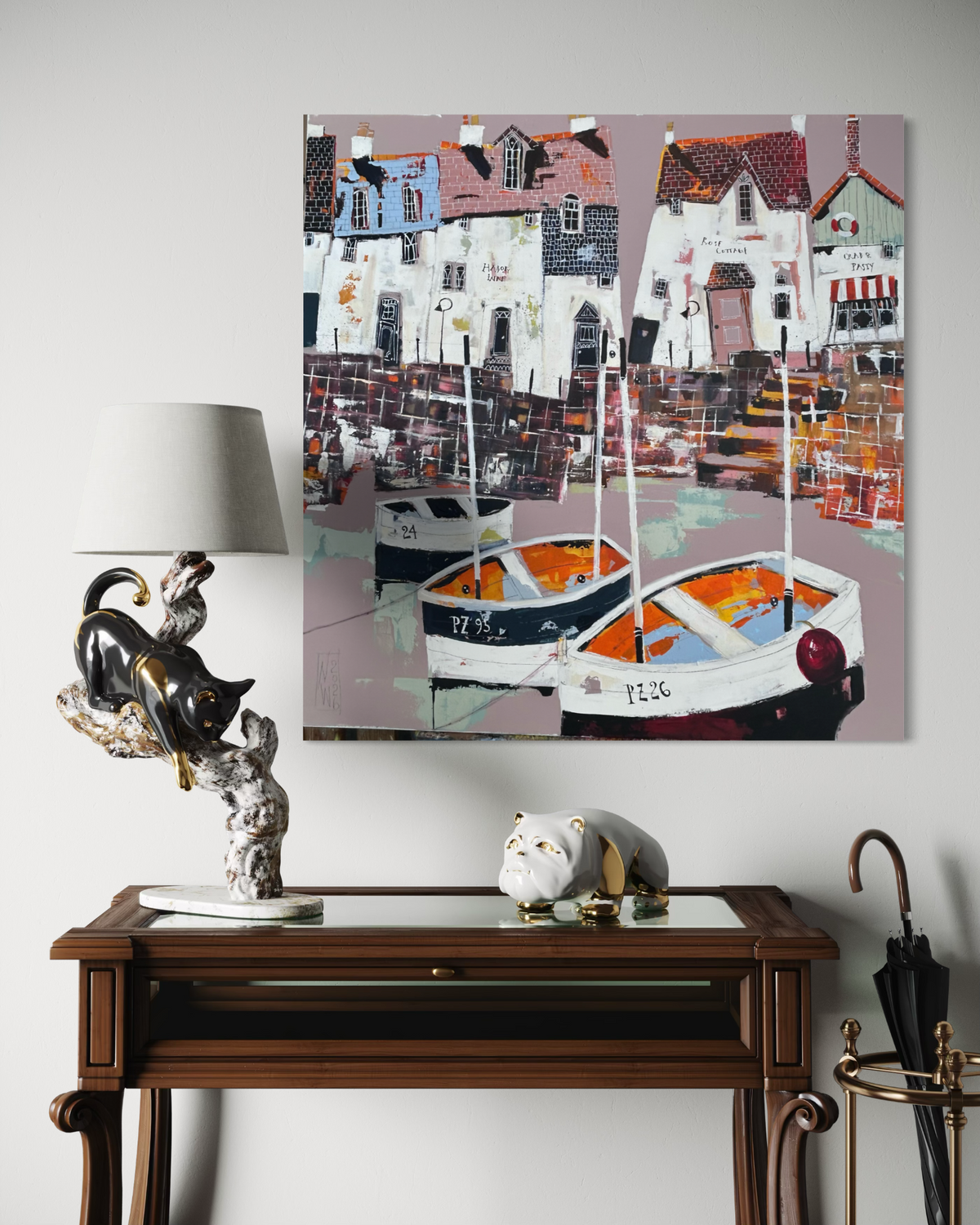 Raumansicht des Originalgemäldes Cornish Harbour von Nicole Wenning an einer Wand über einer Konsole