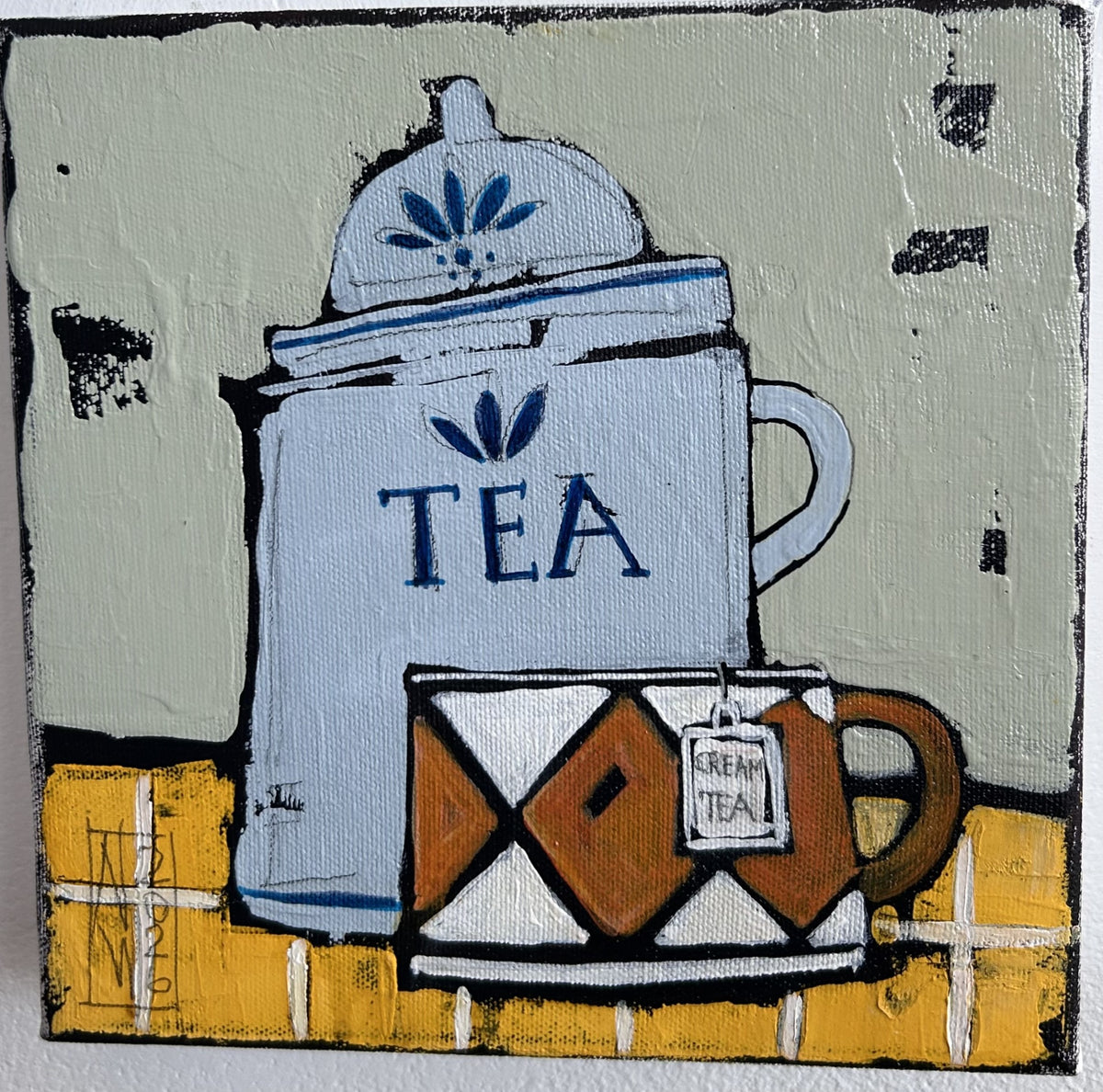Original-Acrylgemälde von Nicole Wenning: hellblaue Teedose mit der Aufschrift TEA, gemusterte braune Teetasse mit Teebeutel auf gelber Tischfläche, 20 × 20 cm